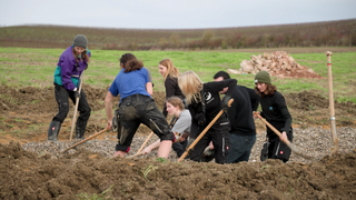 Bei der Aktion "Wald zum Leben" packen über 100 Freiwillige im rheinhessischen Sulzheim an, um Bäume zu pflanzen und neue Lebensräume zu schaffen.