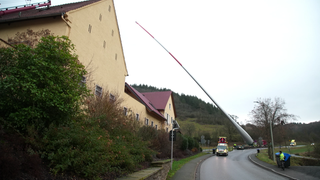 Windflügel wird beim Transport aufgerichtet