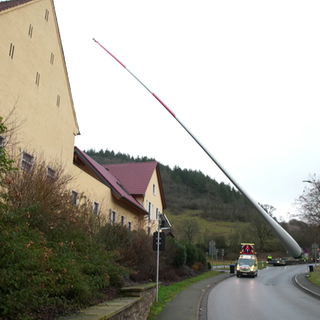 Windflügel wird beim Transport aufgerichtet