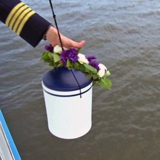 Flussbestattung einer Urne
