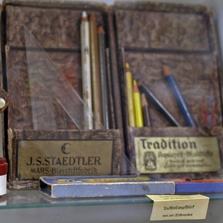 Antiquarischer Bleistiftkasten als Ausstellungsstück