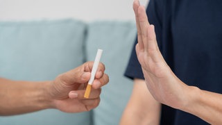 Ablehnende Handbewegung auf das Anbieten einer Zigarette