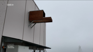 Vogelhaus an Industriegebäude