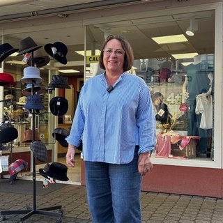 Petra Seiler-Kautenburger vor dem Textilladen