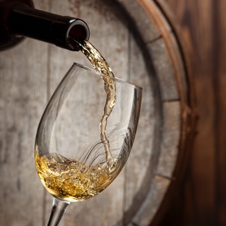 Wein vor einem Fass