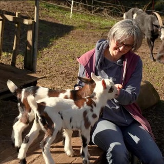 Eine Frau mit zwei Zicklein