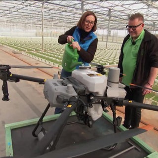 Wetterreporterin Ulrike Hellwig mit Landwirt Dieter Gerhard und einer Drohne