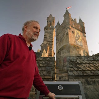 Hausmeister Jörg Wronka grillt auf "seiner" Burg Cochem