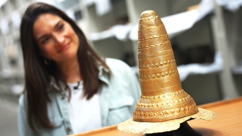 Der goldene Hut von Schifferstadt und Reporterin Meike Rathsmann im Hintergrund.