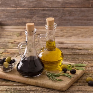 Zwei verschiedene Sorten Essig auf einem Tisch