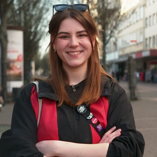 Diana Jashari macht Wahlkampf die Die Linke in Ludwigshafen