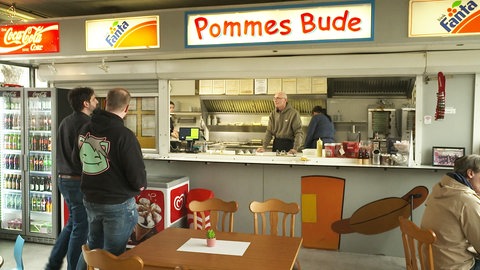 Die Pommes Bude ist ein beliebter Treffpunkt.