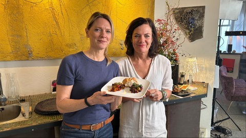 Susanne Nett und Martine Seibert kochen „Involtini a siciliana“