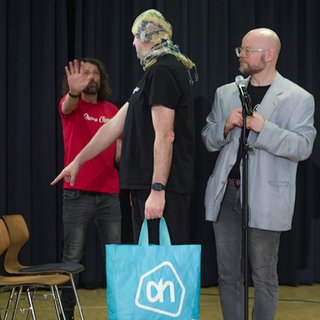 Kabarett-Gruppe probt auf einer Bühne