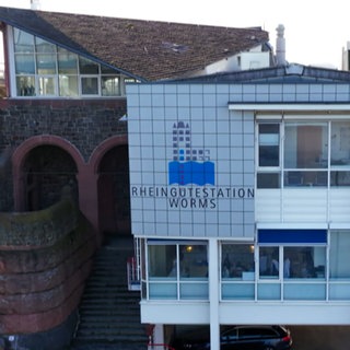 Außenfassade der Rheingütestation in Worms