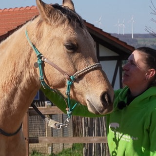 Tierpflegerin mit Pferd