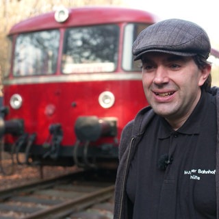 Andreas Kurth hat sich in den alten Bahnhof von Ahütte in der Eifel verliebt und ihn nach einer aufwändigen Sanierung mit neuem Leben gefüllt: als Kulturzentrum und Museum.