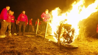 Die Junggesellen in Walsdorf bei der traditionellen Winteraustreibung – dem "Radschiwweln".