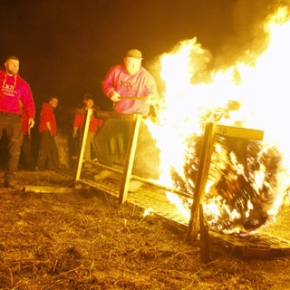 Die Junggesellen in Walsdorf bei der traditionellen Winteraustreibung – dem "Radschiwweln".