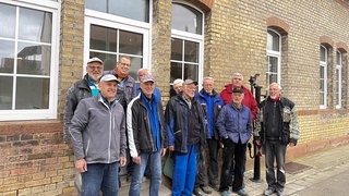 Heimatverein in Harthausen vor dem Bahnhofsgebäude