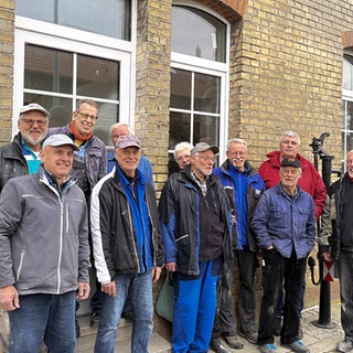 Heimatverein in Harthausen vor dem Bahnhofsgebäude