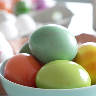 Eine Schale bunt gefärbter Eier, wie sie zu Ostern bei vielen Menschen zu finden ist.