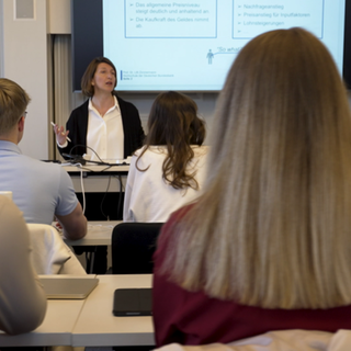 Studierende in einem schicken Raum der Hochschule der Bundesbank auf Schloss Hachenburg.