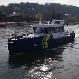 Das neue Haupteinsatzboot der Wasserschutzpolizei Koblenz fährt auf dem Rhein.