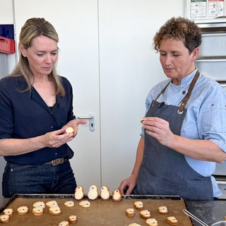 Susanne Nett und Christine Jung backen zusammen