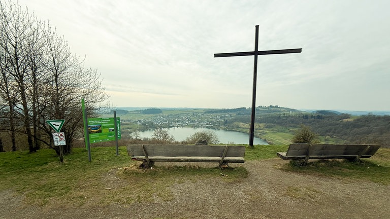 Das Maarkreuz über dem Schalkenmehrener Maar