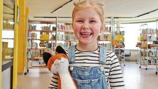 In der Stadtbücherei Pirmasens übernachten Kuscheltiere ganz alleine.