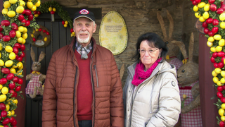 Ingrid und Felix Barden basteln Osterhasen aus Draht, Stroh und Heu.