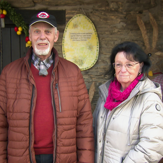Ingrid und Felix Barden basteln Osterhasen aus Draht, Stroh und Heu.