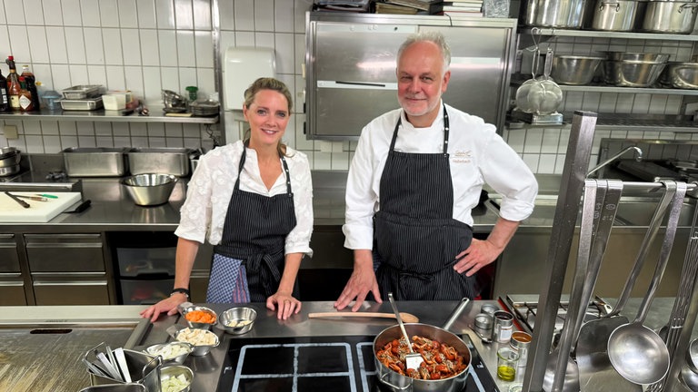 Susanne Nett macht bereitet zusammen mit Jürgen Hallerbach Hechtfilet zu