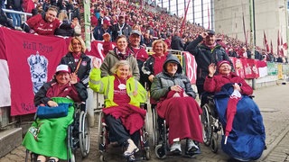 Fans im Rollstuhl im FCK Stadion auf dem Betzenberg