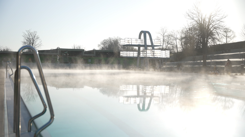Wasserdampf steigt vom Becken des Freibads in Winnweiler auf, die Luft ist noch kalt.