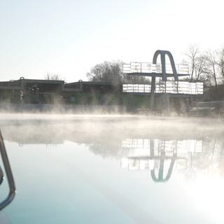 Wasserdampf steigt vom Becken des Freibads in Winnweiler auf, die Luft ist noch kalt.