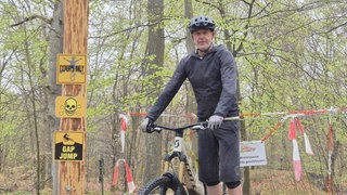 Mann mit einem Mountainbike