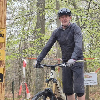 Mann mit einem Mountainbike