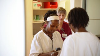 Josephine und Purity machen ein FSJ in der Pflege