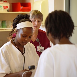 Josephine und Purity machen ein FSJ in der Pflege