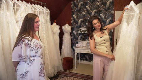 Ann-Cathrin Nagel ist auf der Suche nach dem perfekten Brautkleid.
