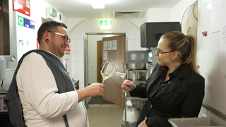Hotelleiter Felix Heylmann und stellvertretende Restaurantleiterin Melina Besic stoßen auf ihren Feierabend an, im Hotel Marienhöh in Langweiler.