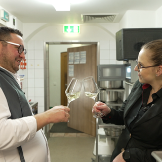 Hotelleiter Felix Heylmann und stellvertretende Restaurantleiterin Melina Besic stoßen auf ihren Feierabend an, im Hotel Marienhöh in Langweiler.