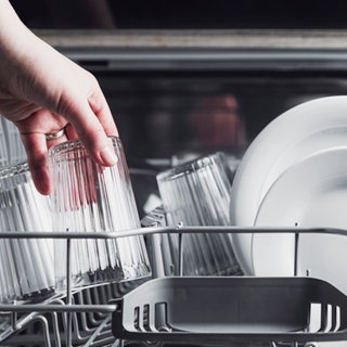 Manchmal wird das Geschirr in der Spülmaschine nicht ganz sauber.