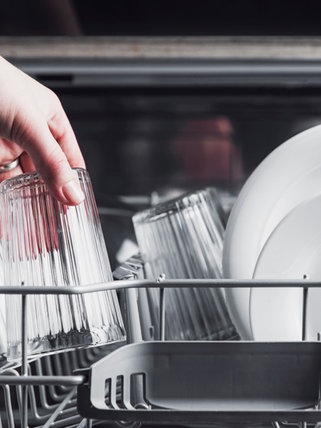Manchmal wird das Geschirr in der Spülmaschine nicht ganz sauber.