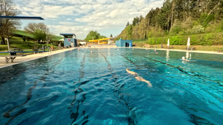 Die ersten Gäste ziehen im Freibad in Winnweiler ihre Bahnen.