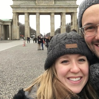 Donnie Ashburn und seine Frau vor dem Brandenburger Tor