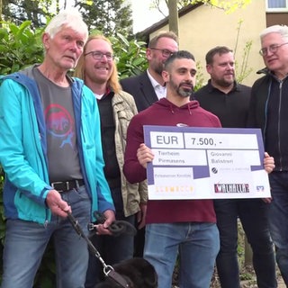 7 Personen posieren für ein Spenden-Foto