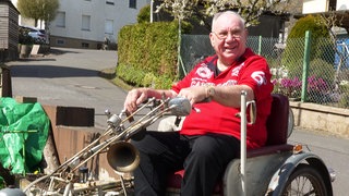 Klaus Kalmes auf seinem Moped